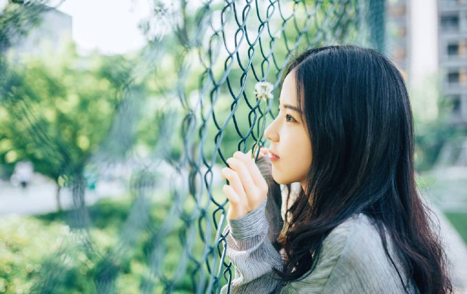 “原来如此，难怪敢硬撼我弩阵，只是不知那滕盾能支撑多久？”魏延闻言点点头，令旗挥动，继续保持着箭簇的射击，同时开始前移，三排人马不断调动着方位，前排的射手将箭匣射空之后，迅速后退，后排射手紧跟着继续射击，形成连绵不断的箭簇压制，而严颜也开始缩小阵型，向这边开来。